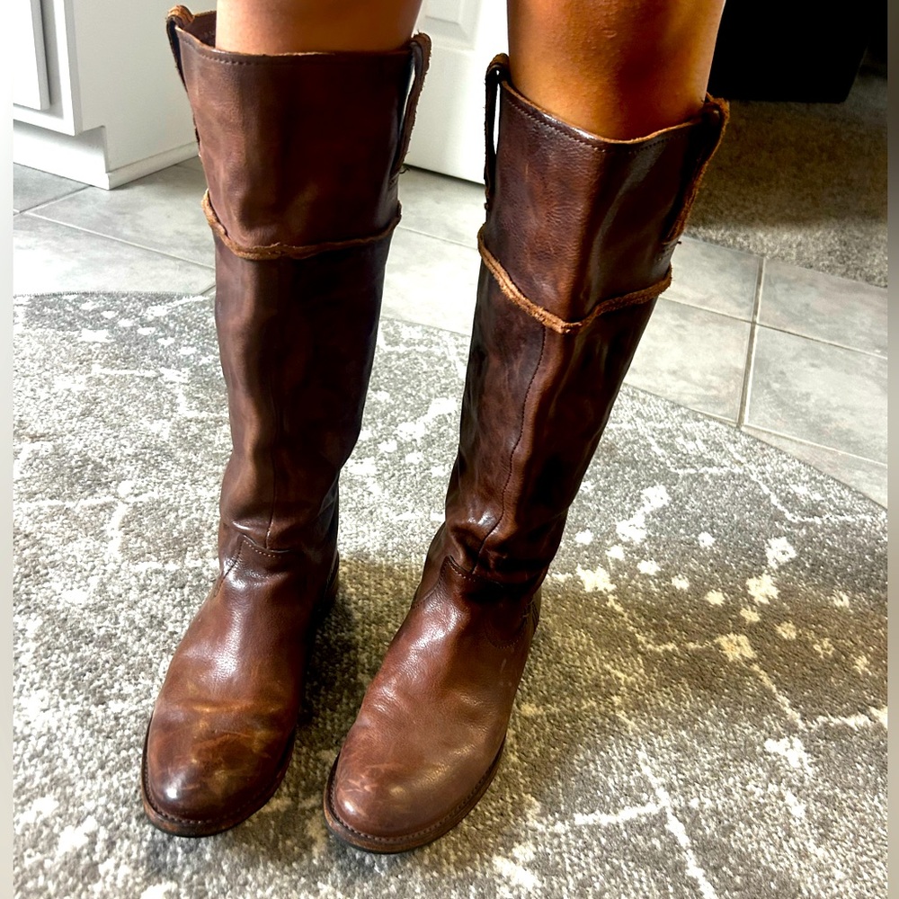 Gorgeous women’s Frye Boot!